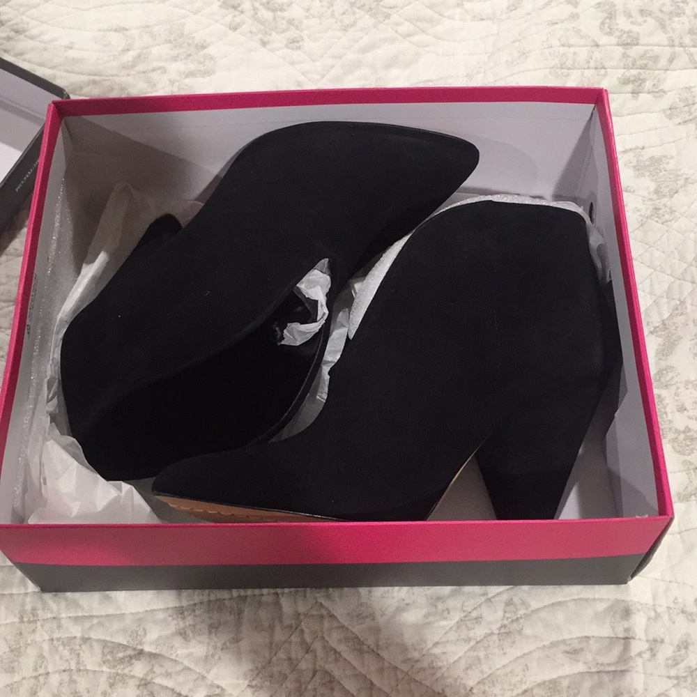 New in box Vince Camuto black seuede shoes
